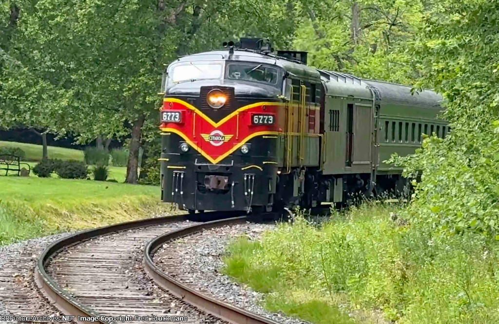 CVSR 6773 rounds the curve and disappears from sight.